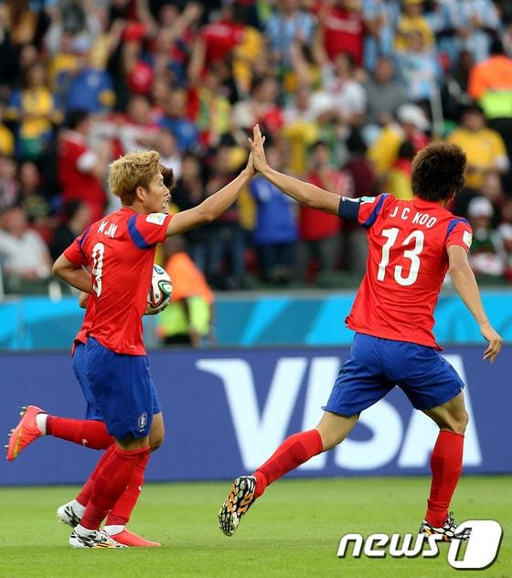 본문 이미지 - 축구대표팀 손흥민 선수가 22일 오후&#40;현지시간&#41; 브라질 포르투 알레그레 에스타지우 베이라-히우 경기장에서 열린 2014 브라질월드컵 조별예선 2차전 대한민국과 알제리의 경기에서 후반 골을 넣은 뒤 구자철과 하이파이브를 하고 있다. 2014.6.23/뉴스1 © News1 &#40;포르투 알레그레&#40;브라질&#41;=뉴스1&#41; 박정호 기자