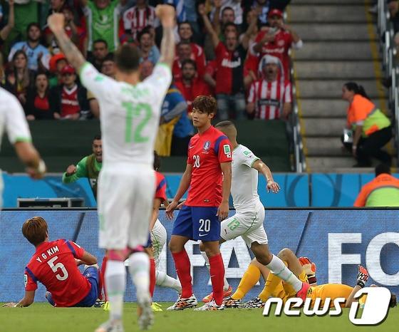 본문 이미지 - 22일 오후&#40;현지시간&#41; 브라질 포르투 알레그레 에스타지우 베이라-히우 경기장에서 열린 2014 브라질월드컵 조별예선 2차전 대한민국과 알제리의 경기에서 후반 4번째 골을 내준 한국 선수들이 침통해 하고 있다. 2014.6.23/뉴스1 © News1   &#40;포르투 알레그레&#40;브라질&#41;=뉴스1&#41; 박정호 기자