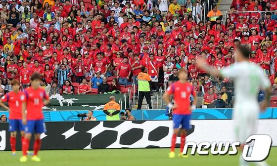 본문 이미지 - 22일 오후&#40;현지시간&#41; 브라질 포르투 알레그레 에스타지우 베이라-히우 경기장에서 열린 2014 브라질월드컵 조별예선 2차전 대한민국과 알제리의 경기에서 알제리의 연속 골에 한국 응원단이 안타까워 하고 있다. 이날 축구대표팀은 손흥민, 구자철이 각각 골을 넣었으나 알제리에 2-4로 패했다. 2014.6.23/뉴스1 DB