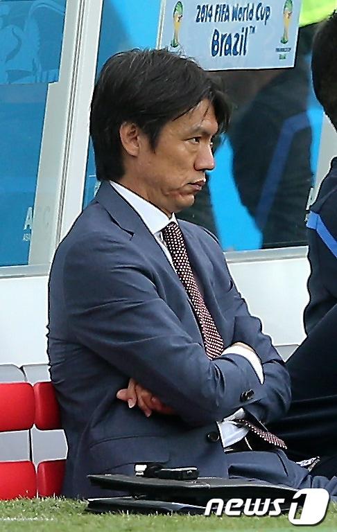 본문 이미지 - 한국 축구대표팀 홍명보 감독이 22일 오후&#40;현지시간&#41; 브라질 포르투 알레그레 에스타지우 베이라-히우 경기장에서 열린 2014 브라질월드컵 조별예선 2차전 알제리와의 경기를 초조하게 지켜보고 있다. . 2014.6.23/뉴스1 © News1 &#40;포르투 알레그레&#40;브라질&#41;=뉴스1&#41; 박정호 기자