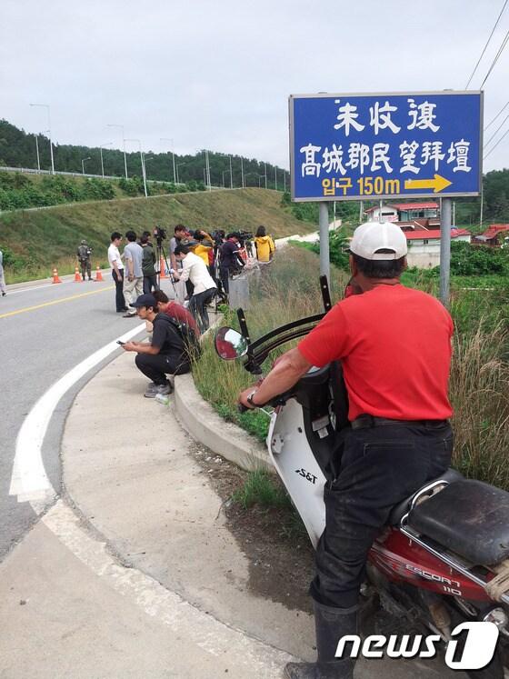 본문 이미지 - 23일 오전 10시 현재 군 당국은 임모 병장과 대치를 벌이고 있는 강원 고성군 대진1리를 통제하고 마을주민과 취재진들의 출입을 막고 있다.2014.6.23/뉴스1 © News1   엄용주 