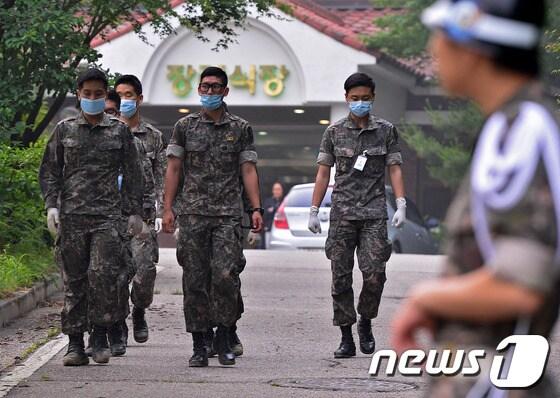 본문 이미지 - 23일 오전 동부전선 GOP(일반전초) 총기난사 사건으로 숨진 장병들의 시신이 안치되어 있는 경기도 성남 국군수도통합병원에 마련된 합동분향소에 군 관계자들이 걸어 나오고 있다. 2014.6.23./뉴스1 © News1   김영진 기자