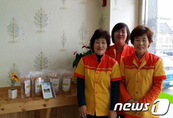 본문 이미지 - 누룽지판매사업단 직원들과 청풍명월 누룽지 © News1 