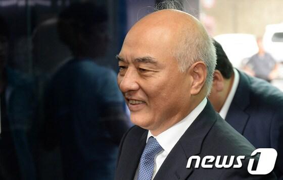 본문 이미지 - 문창극 국무총리 후보자가 23일 오전 서울 종로구 창성동 정부서울청사 별관으로 출근하고 있다. 2014.6.23/뉴스1 © News1   민경석 기자