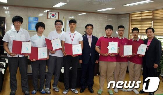 본문 이미지 - (주)그린엔텍이 인천재능고에 장학금 500만원을 전달했다.© News1  