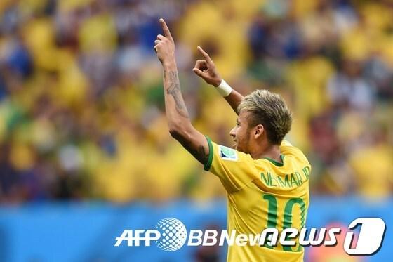 본문 이미지 - 브라질의 &#39;신성&#39; 네이마르&#40;22·바르셀로나&#41;가 24일 새벽&#40;한국시간&#41; 브라질 에스타디오 나시오날 데 브라질리아에서 벌어진 카메룬과의 2014 브라질 월드컵 A조 3차전에서 골을 터트린 뒤 환호하고 있다.© AFP BBNews=News1 