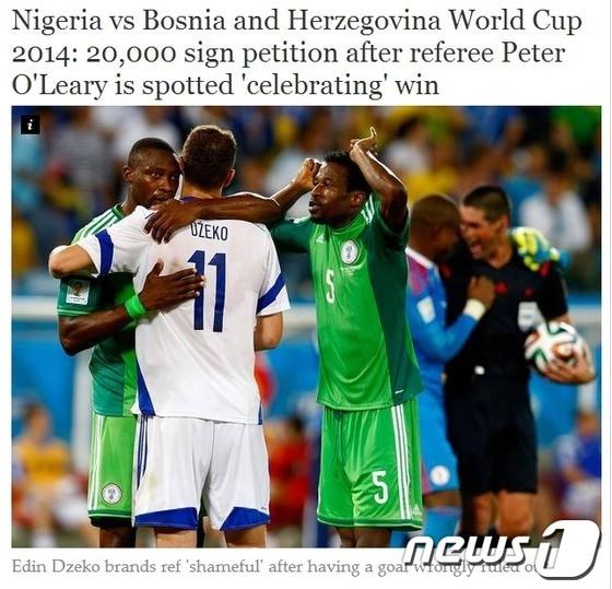 본문 이미지 - 지난 22일 나이지리아와 보스니아-헤르체고비나의 2014 브라질 월드컵 F조 조별예선 2차전에서 경기가 끝난 뒤 피터 오리어리 주심이 나이지리아의 빈센트 엔예마 골키퍼와 환하게 웃으며 포옹을 나누고 있다. © 영국 인디펜던트 캡처 