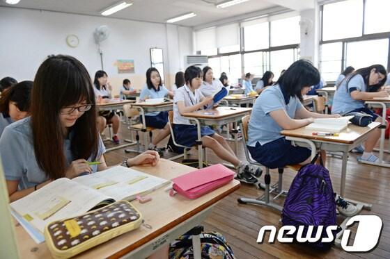 본문 이미지 - 서울의 한 여자중학교 수업시간. / 뉴스1 © News1 허경 기자