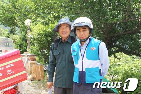 본문 이미지 - 강원 평창군 대화우체국 박호영&#40;50&#41; 집배원&#40;오른쪽&#41;과 대화면 개수리 마을주민.&#40;사진제공=강원지방우정청&#41; © News1 권혜민 기자  