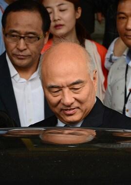 본문 이미지 - 문창극 국무총리 후보자가 24일 사퇴 기자회견을 마친 후 서울 세종로 정부서울청사를 나서고 있다. 문 후보자는 이 자리에서 