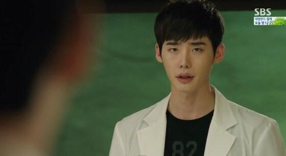 본문 이미지 - 이종석이 SBS '닥터 이방인'에서 세이버 수술을 집도해 성공했다. © SBS '닥터 이방인' 캡쳐 
