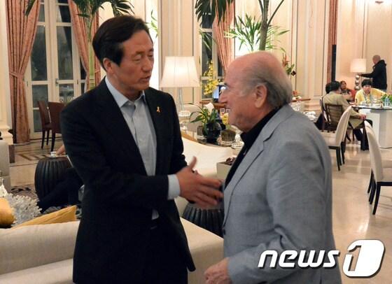 본문 이미지 - 정몽준 FIFA 명예부회장이 23일(현지시각) 오후 브라질 리오 데 자네이루에 위치한 브라질 월드컵 FIFA 본부를 방문해 제프 블래터 FIFA 회장과 인사를 나누고 있다.정몽준 명예부회장은 브라질 월드컵의 성공적 개최를 축하하고, 세월호 참사 직후 애도의 편지를 보내온 것에 대해 사의를 표했다. 2014.6.24/뉴스1 © News1 