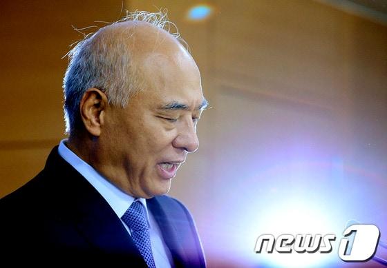 본문 이미지 - 문창극 국무총리 후보자가 24일 오전 서울 세종로 정부서울청사 브리핑실에서 열린 긴급 기자회견에서 사퇴의사를 밝히고 있다.이날 문 후보자는 &#39;박근혜 대통령의 국정운영을 돕기 위해 사퇴한다&#39;고 밝혔다.2014.6.24/뉴스1 © News1   박지혜 기자