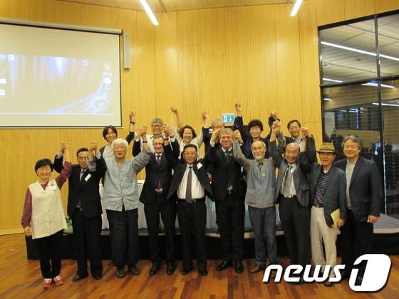 본문 이미지 - 세계교회협의회(WCC)가 이달 17일부터 19일까지 스위스 보세이에서 개최한 '한반도 정의, 평화와 화해에 대한 국제협의회'에서 남북한 참석자들이 만나 기뻐하고 있다.(NCCK 제공)© News1 