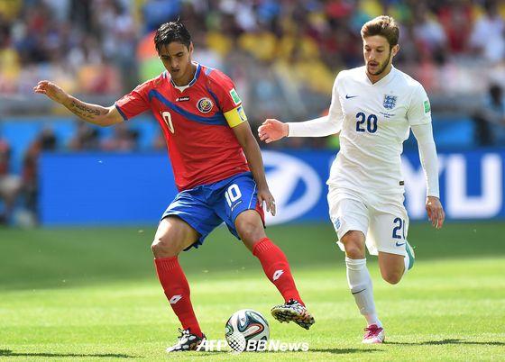 본문 이미지 - 코스타리카 축구 대표팀 주장 브라이언 루이스&#40;왼쪽&#41;와 잉글랜드 아담 랄라나가 25일 열린 2014 브라질 월드컵에서 볼 다툼을 하고 있다.© AFP BBNews1=News1