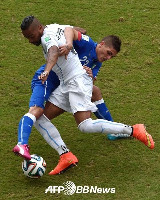 본문 이미지 - 알바로 페레이라&#40;우루과이·흰색 유니폼&#41;가 25일&#40;한국시간&#41; 벌어진 2014 브라질 월드컵 D조 조별리그 3차전 이탈리아와의 경기에서 마르코 베라티와 몸싸움을 벌이고 있다. © AFP BBNews=News1 