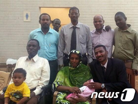 본문 이미지 - 메이람 야히아 이브라힘 이스하그(앞줄 가운데)와 남편 다니엘 와니(앞줄 왼쪽). © AFP=뉴스1 