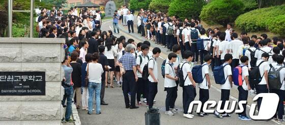 본문 이미지 -                            세월호 참사 생존 학생들이 25일 오전 경기도 안산 단원고등학교에서 세월호 참사 유족들에게 인사하며 등교하고 있다. 2014.6.25/뉴스1 © News1   김영진 기자