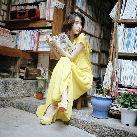 본문 이미지 - 아이유가 자신만의 추천곡과 함께 미공개 사진 한 장을 공개했다. © 로엔트리 