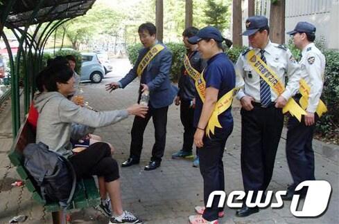 본문 이미지 - 청소년 흡연 계도 활동을 벌이고 있는 서울 노원경찰서 월계지구대(노원경찰서 제공)./뉴스1 ⓒ News1