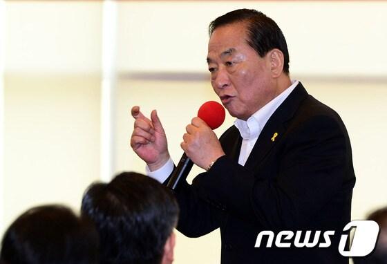 본문 이미지 - 서청원 새누리당 의원이 25일 오후 대전시 서구 오페라웨딩홀에서 열린 &#39;의리캠프 당원과의 소통투어&#39;에서 인사말을 하고 있다. 2014.6.25/뉴스1 © News1 장수영 기자