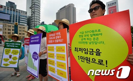 본문 이미지 - 알바노조가 지난 6월 25일 오후 서울 광화문역 인근에서 최저임금 1만원 촉구 서명운동을 하고 있다. /뉴스1 © News1 