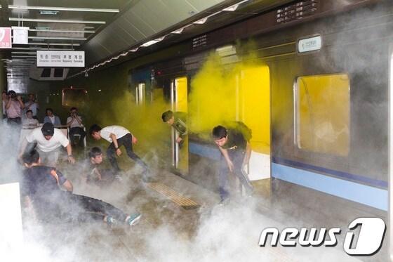 본문 이미지 - 25일 오후3시 인천교통공사가 인천지하철1호선 동막역에서 지하철화재대비 유관기관 합동훈련을 실시하고 있다.© News1  