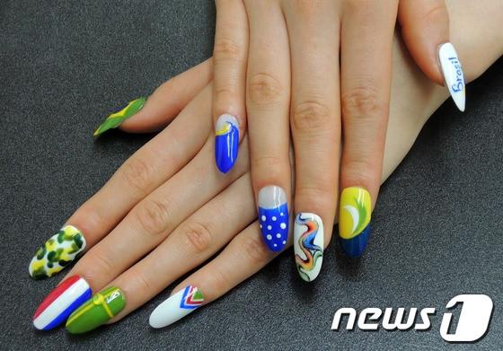 본문 이미지 - 경기 부천시 MBC아카데미 뷰티스쿨 부천캠퍼스에서 수강생들이 네일아트를 선보이고 있다. (자료사진) ⓒ News1