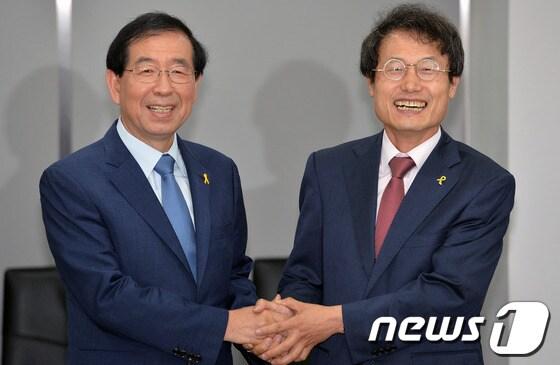 본문 이미지 - 조희연 서울시교육감 당선인(오른쪽)과 박원순 서울시장. / 뉴스1 © News1 손형주 기자