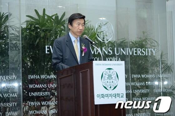 본문 이미지 - 윤병세 외교부 장관이 25일 이화여대 ECC 이삼봉홀에서 개최된 '제1회 윤후정 통일 포럼'에서 축사를 하고 있다.(사진=이화여대 제공) © News1