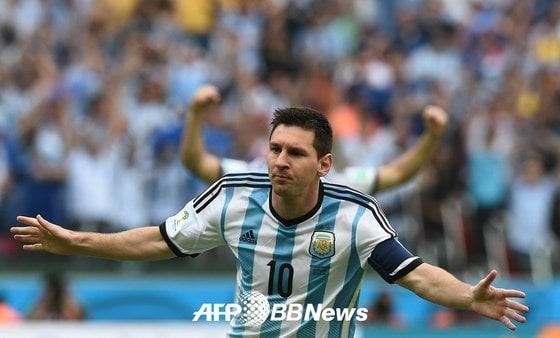 본문 이미지 - 아르헨티나 축구대표팀의 리오넬 메시가 26일 오전 1시&#40;한국시간&#41; 브라질 포르투 알레그레의 에스타지우 베이라히우 경기장에서 열린 2014 브라질 월드컵 F조 조별예선 3차전 나이리지아와의 경기에서 득점을 터트린 후 세리머니를 하고 있다. © AFPBBNews=News1