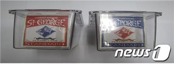 본문 이미지 - 울산지검 형사2부는 수십억원대 사기도박을 지시한 혐의(사기) 등으로 특급호텔 카지노회장을 포함한 일당 15명을 적발, 6명을 구속했다. 사진은 범행에 사용된 순서가 조작된 카드. (울산지검 제공) © News1