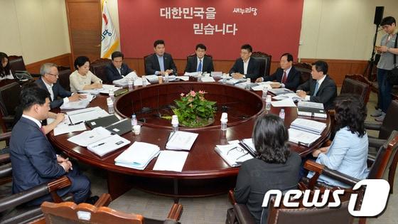 본문 이미지 - 윤상현 공천관리위원장이 지난 26일 오후 서울 여의도 새누리당 중앙당사에서 열린 새누리 7.30 재보선 공천관리위원회 2차회의에서 모두발언을 하고 있다. 2014.6.26/뉴스1 © News1 박세연 기자