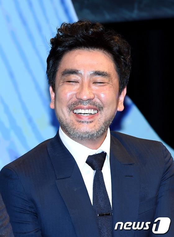 본문 이미지 - 배우 류승룡이 26일 오전 서울 강남 압구정 CGV에서 열린 영화 '명량' 제작보고회에 참석해 취재진의 질문에 답하고 있다. 영화 '명량'은 747만여명의 관객을 동원한 영화 '최종병기 활'로 액션 사극의 새 지평을 연 김한민 감독의 차기작이자 여름 극장가 최고 화제작이다. 영화 '명량'은 1597년 임진왜란 때 12척의 배로 330척에 달하는 왜군의 공격에 맞서 싸운 역사상 가장 위대한 전쟁 '명량대첩'을 그린 전쟁 액션 대작으로 최민수, 류승룡, 조진웅, 이정현 주연으로 다음달 30일 개봉한다. © News1   김진환 기자