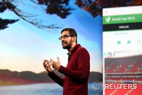 본문 이미지 - 구글의 선다 피차이 수석부사장이 25일(현지시간) 미국 샌프란시스코에서 열린 '구글 개발자회의(I/O) 2014'에서 기조연설을 통해 저가 스마트폰 출시 계획을 밝히고 있다. © 로이터=뉴스1 