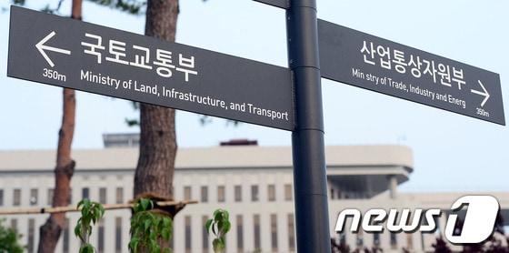 본문 이미지 - 자동차 연비 재조사 결과 관계부처 합동브리핑에서 국토교통부와 산업통상자원부가 엇갈린 결과를 발표한 지난 26일 정부세종청사에 설치된 표지판이 국토부와 산업부의 방향을 가리키고 있다.국토부는 현대자동차 싼타페와 쌍용자동차 코란도스포츠의 연비 재조사 결과 신고연비보다 각각 8.3%, 10.7% 낮아 '부적합' 판정을 내린 반면 산업부는 두 차량의 신고연비가 오차범위 5%를 벗어나지 않았다며 '적합' 판정을 내려 엇갈린 조사 결과를 내놓았다. 2014.6.26/뉴스1 © News1 장수영 기자