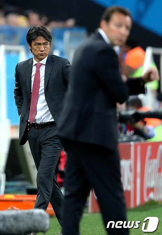 본문 이미지 - 대한민국 축구대표팀 홍명보 감독이 26일 오후&#40;현지시간&#41; 브라질 상파울루의 아레나 데 상파울루 경기장에서 열린 2014 브라질월드컵 조별예선 3차전 대한민국과 벨기에의 경기에서 빌모츠 벨기에 감독을 바라보고 있다. 2014 브라질월드컵 조별예선에서 1무 1패를 기록 중인 대표팀은 16강 진출의 실낱같은 희망을 품고 경기를 펼치고 있다. 2014.6.27/뉴스1 © News1 &#40;상파울루&#40;브라질&#41;=뉴스1&#41; 박정호 기자