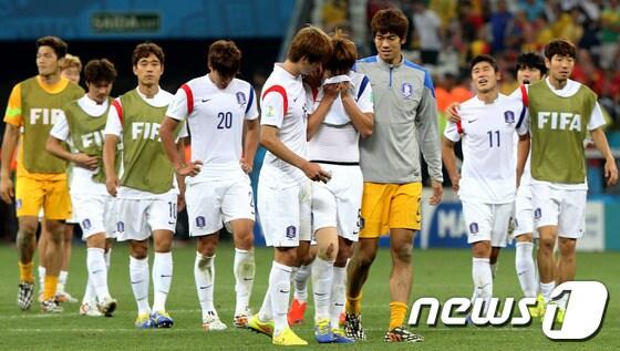 본문 이미지 - 대한민국 축구대표팀 선수들이26일 오후&#40;현지시간&#41; 브라질 상파울루의 아레나 데 상파울루 경기장에서 열린 2014 브라질월드컵 조별예선 3차전 벨기에 전에서 1:0으로 패하면서 16강 진출이 좌절되자 눈물을 쏟고 있다. 2014.6.27/뉴스1 © News1 &#40;상파울루&#40;브라질&#41;=뉴스1&#41; 박정호 기자
