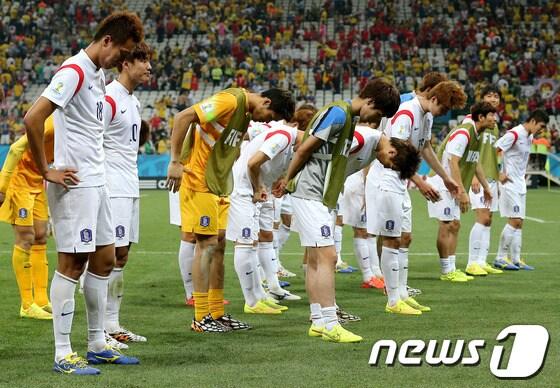 본문 이미지 - 대한민국 축구대표팀 선수들이 26일 오후&#40;현지시간&#41; 브라질 상파울루의 아레나 데 상파울루 경기장에서 열린 2014 브라질월드컵 조별예선 3차전 대한민국과 벨기에의 경기에서 1:0으로 패하면서 16강 진출이 좌절, 침통한 모습으로 응원단 앞으로 이동해 고개 숙여 인사하고 있다. 2014.6.27/뉴스1 © News1 &#40;상파울루&#40;브라질&#41;=뉴스1&#41; 박정호 기자