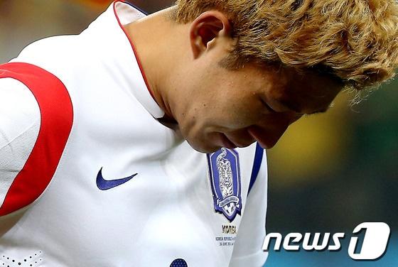 본문 이미지 - 2014 브라질 월드컵에서 조별리그 탈락한 뒤 눈물 흘리는 22세의 손흥민. 2014.6.27/뉴스1