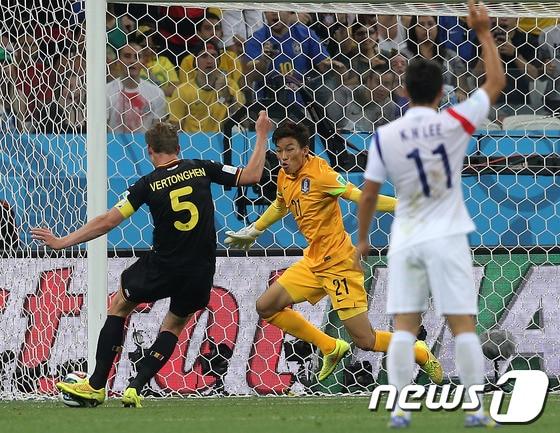 본문 이미지 - 대한민국 축구대표팀 김승규 골키퍼가 26일 오후(현지시간) 브라질 상파울루의 아레나 데 상파울루 경기장에서 열린 2014 브라질월드컵 조별예선 3차전 벨기에전에서 얀 베르통헨에게 통한의 선제골을 내주고 있다. 축구대표팀은 이날 경기를 1:0으로 패하면서 16강 진출이 좌절됐다. 2014.6.27/뉴스1 © News1   (상파울루(브라질)=뉴스1) 박정호 기자