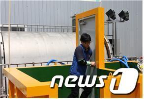 본문 이미지 - 지하공간 침수에 따른 출입문 개방 실험 장면&#40;안전행정부 제공&#41;© News1  