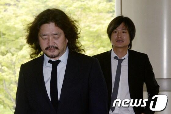 본문 이미지 - 인터넷 팟캐스트 '나는 꼼수다'를 진행했던 주진우 시사IN 기자(오른쪽)와 김어준 딴지일보 총수. 2014.6.27/뉴스1 ⓒ News1