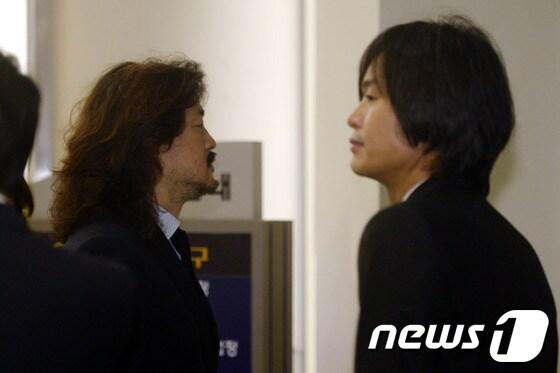 본문 이미지 - 인터넷 팟캐스트 &#39;나는 꼼수다&#39;를 진행했던 주진우 시사IN 기자와 김어준 딴지일보 총수가 27일 오전 서울 서초구 고등법원에서 열린 공직선거법 위반 항소심 1회 공판에 출석하고 있다. © News1 안은나 기자