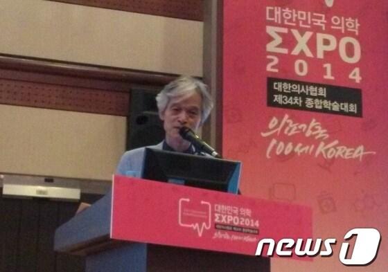 본문 이미지 - 송호근 서울대 교수가 27일 서울 코엑스에서 열린 &#39;대한민국 의학 엑스포 2014&#39;&#39;에서 기조연설을 하고 있다.© News1 