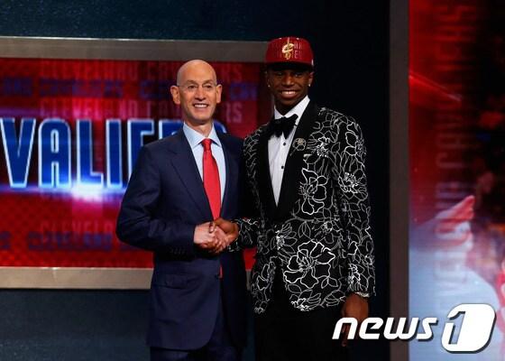 본문 이미지 - 애덤 실버 NBA 총재(왼쪽)와 전체 1순위로 지명된 앤드류 위긴스.© AFP=News1  