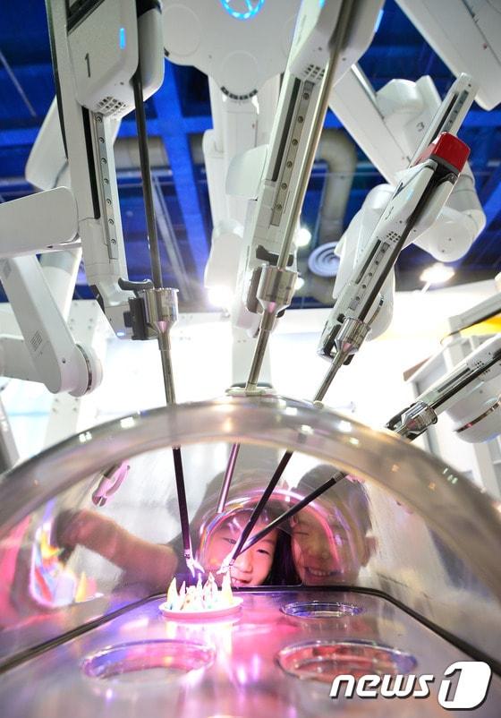 본문 이미지 - 대장암 로봇수술 권위자들이 참여하는 '아시아 대장암 로봇수술 캠프'가 대구에서 열린다. 사진은 로봇수술 기기. 뉴스1 DB