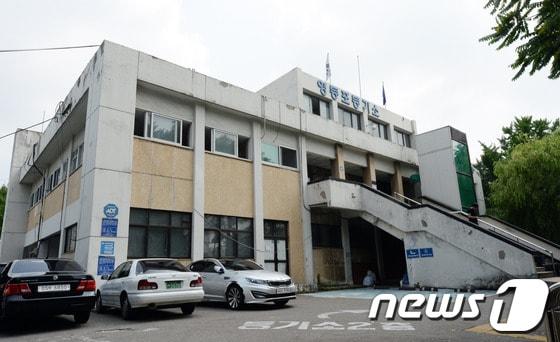 본문 이미지 - 서울 영등포 등기소가 철거되고 그 자리에 서울남부지방법원 광역등기소가 새로 들어선다.27일 철거를 앞둔 영등포 등기소 전경. 2014.6.27/뉴스1 © News1   허경 기자