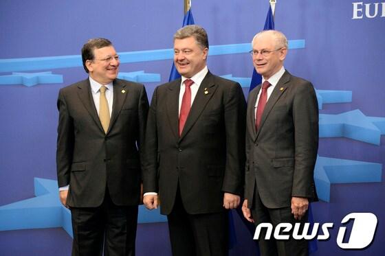 본문 이미지 - 27일(현지시간) 벨기에 브뤼셀에서 막을 연 EU정상회의에 참석한 조제 마누엘 바호주 EU 집행위원장(왼쪽), 페트로 포로셴코 우크라이나 대통령(가운데), 헤르만 판 롬푀이 EU 상임의장.© AFP=뉴스1 