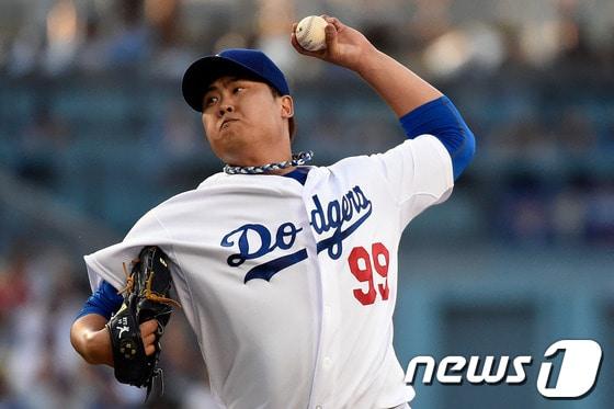 본문 이미지 - 류현진&#40;27·LA 다저스&#41;이 28일&#40;한국시간&#41; 미국 캘리포니아주 로스앤젤레스의 다저스타디움에서 열린 2014 메이저리그 세인트루이스 카디널스와의 경기에서 역투하고 있다.© AFP=News1 